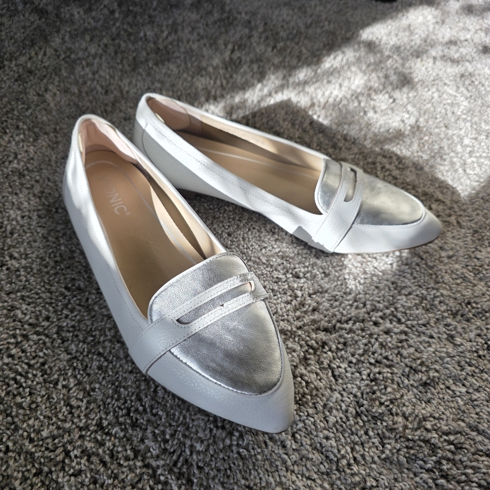 Vionic Savannah Leather Pointed Toe Comfort Penny Loafer Flats White Silver 8W
